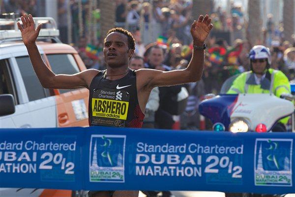 Ayele Abshero, da Etiópia, foi o grande vencedor da Maratona Internacional de Dubai e ficou mais perto de Londres 2012 / Foto: Divulgação 